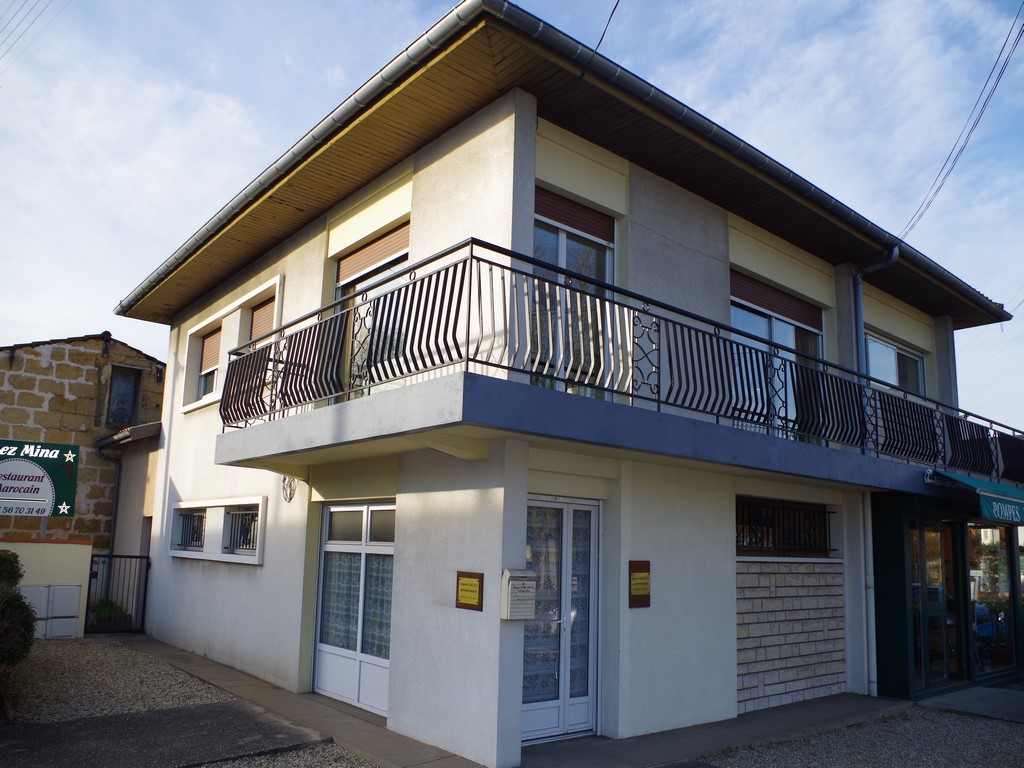 Maison avec appartement et deux locaux commerciaux